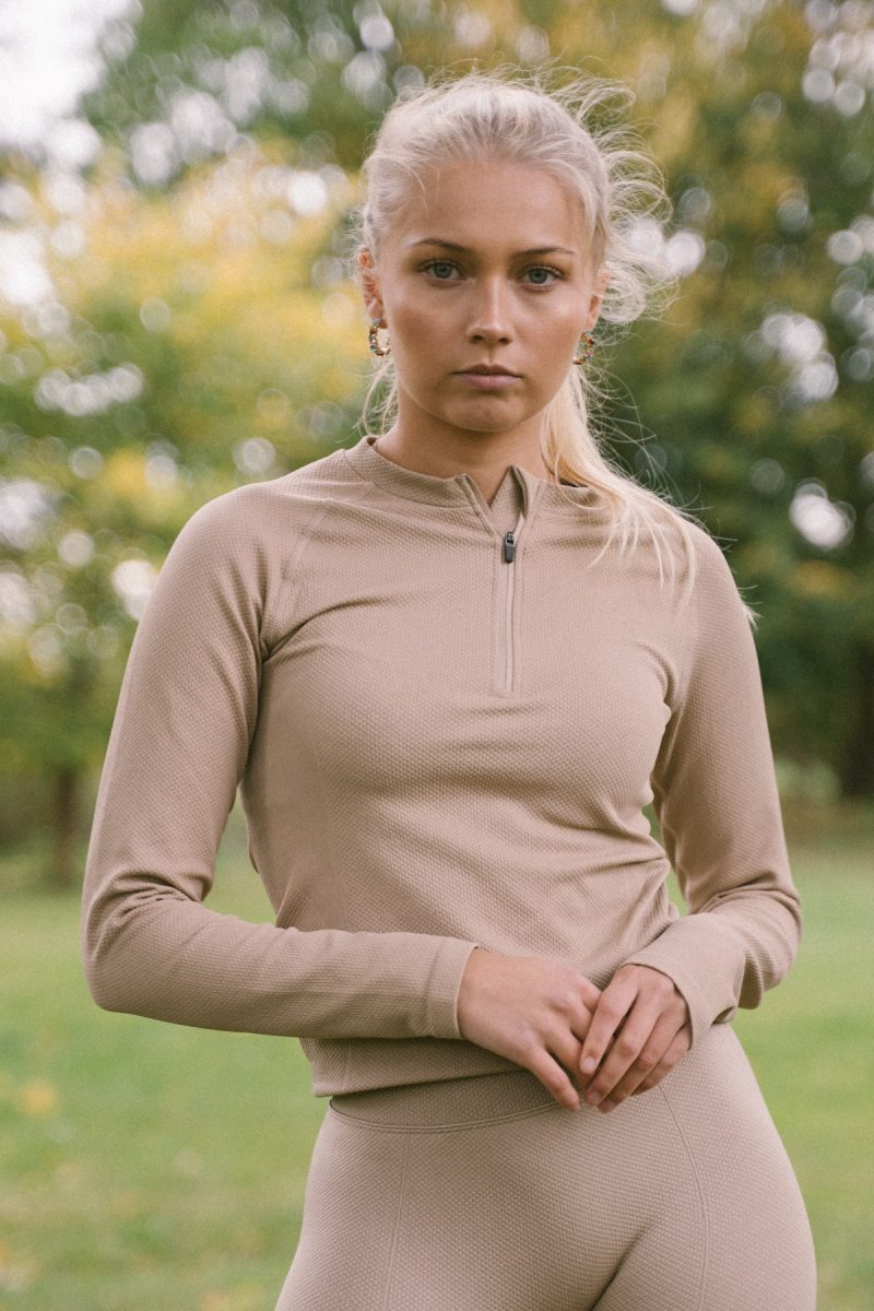 Rose Beige, Haut