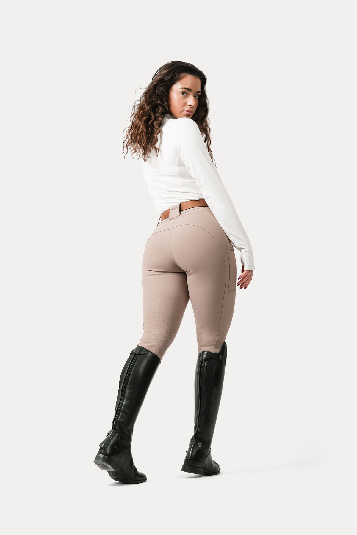 Riley Nougat, Breeches